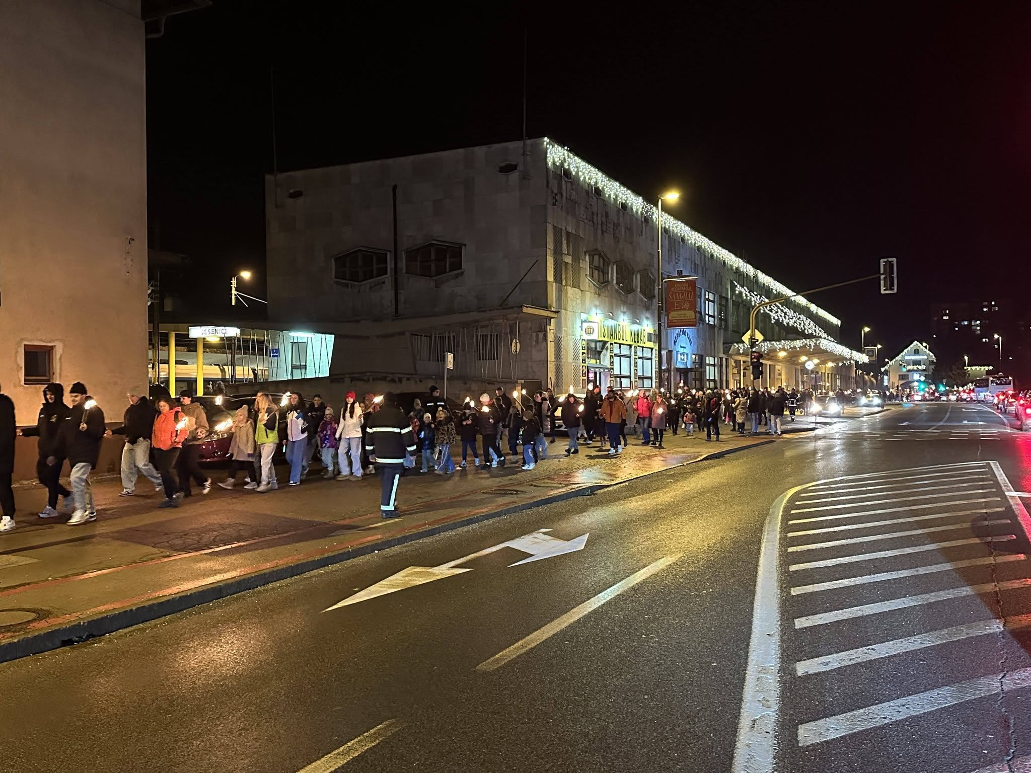 Tradicionalni decembrski sprevod športnikov z lučkami osvetlil jeseniške ulice