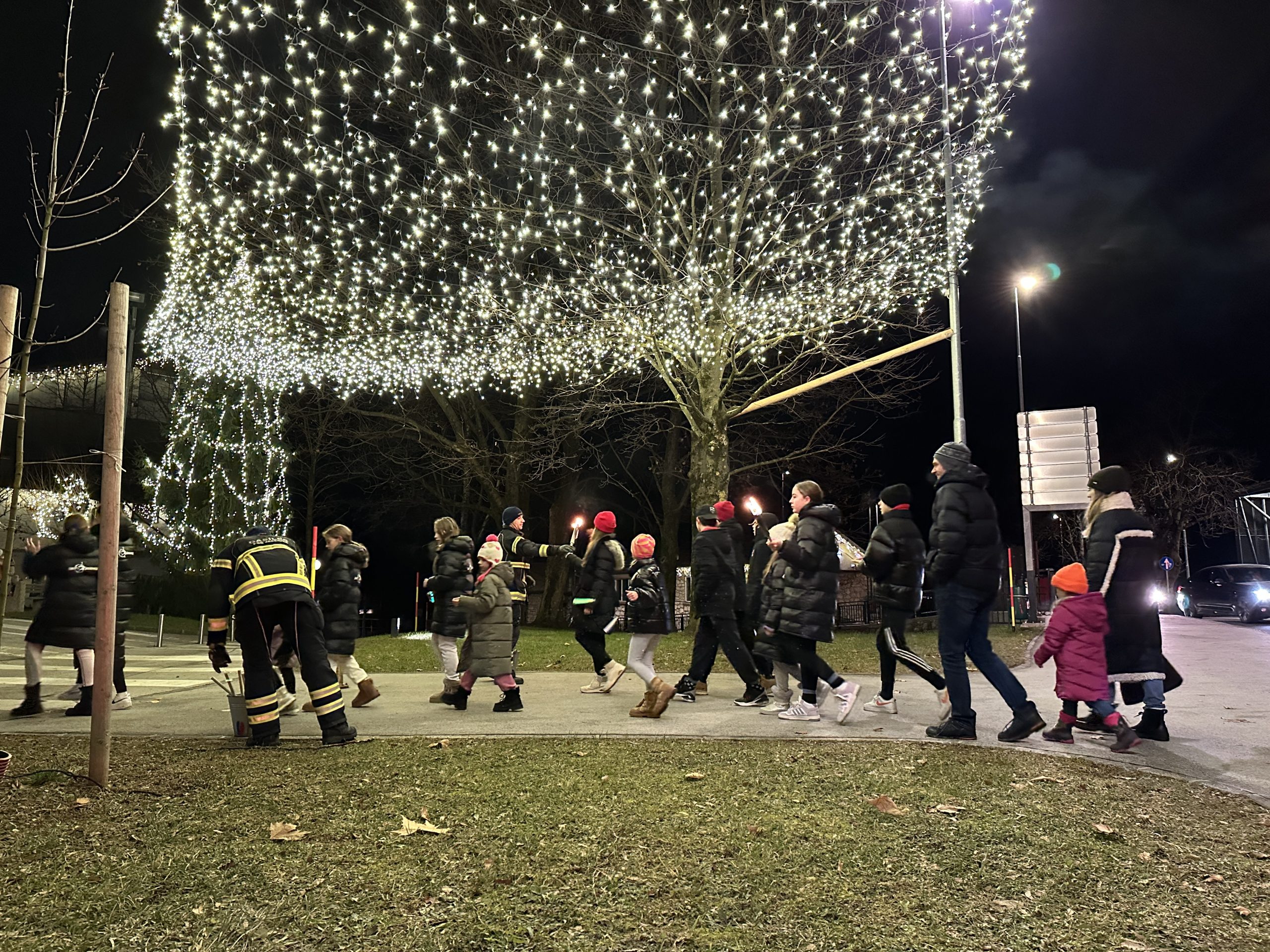 9. SPREVOD JESENIŠKIH ŠPORTNIKOV Z LUČKAMI SKOZI JESENICE