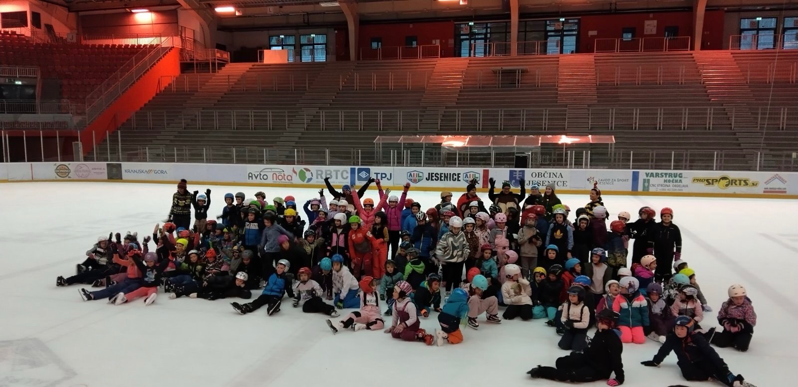 Več kot 290 otrok na ledu!!!