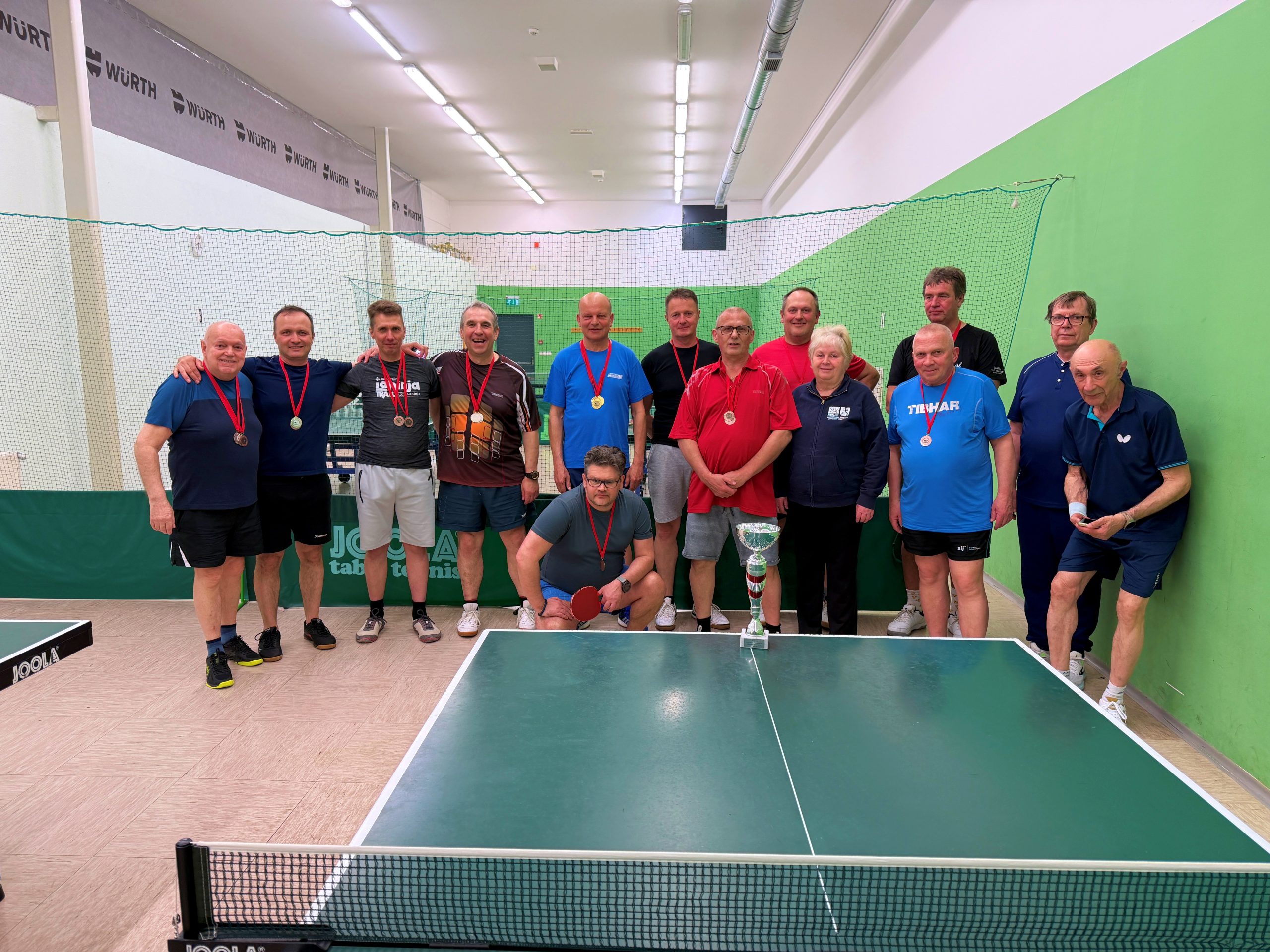 Skupinska fotografija udeležencev namiznoteniške lige 2025/26