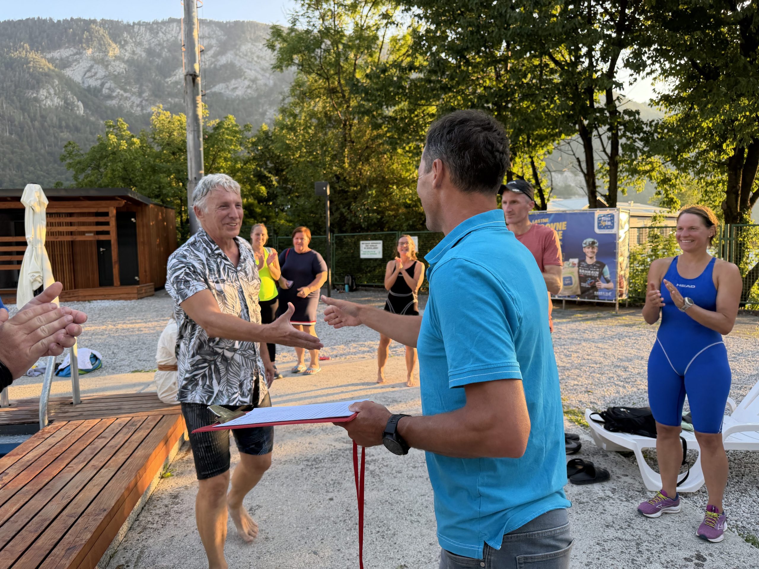 Udeleženci med druženjem na Kopališču Ukova
