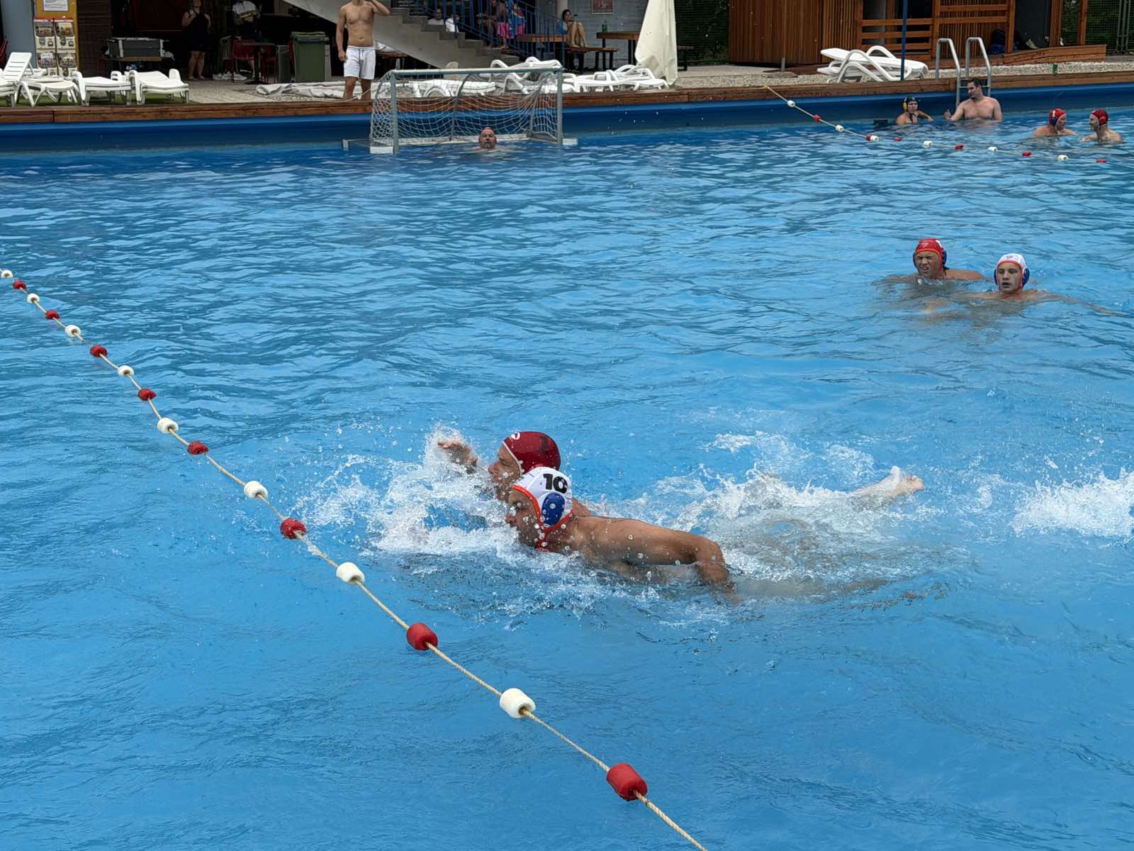 Vaterpolist v akciji pred golom na Kopališču Ukova